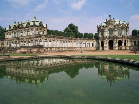 zwinger bangunan unik