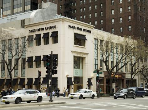 Store Locator Saks Fifth Avenue USA. The operation of Saks Fifth Avenue in the US is natural. Saks Fifth Avenue USA has a network of shops, which you can find in majority of American towns, maybe even in your own. You can find a complete list of shops, opening hours and maps below on this page.