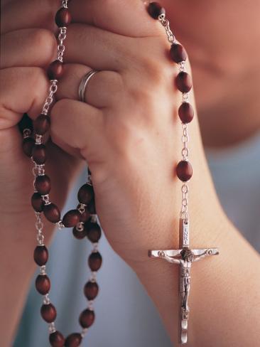 jim-corwin-woman-praying-with-rosary-bea