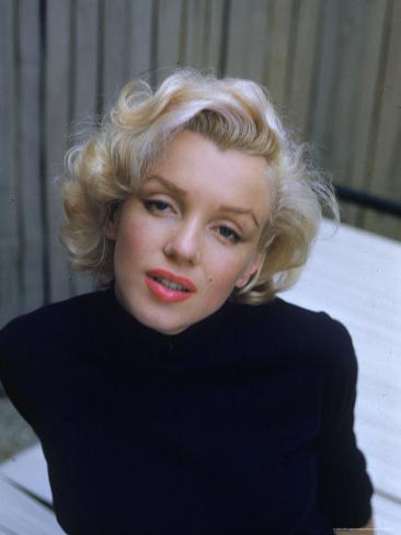 Marilyn Monroe on Patio Outside of Her Home Premium-Fotodruck