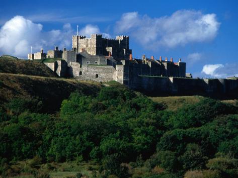 <img:http://imgc.allpostersimages.com/images/P-473-488-90/27/2794/GX5OD00Z/posters/mark-daffey-dover-castle-a-well-preserved-medieval-fortress-dover-united-kingdom.jpg>