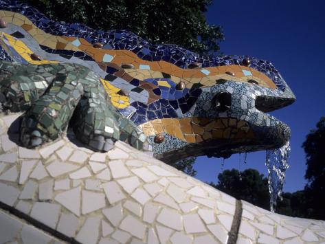 Gaudijeva arhitektura Taylor-s-kennedy-antoni-gaudi-was-first-to-use-recycled-construction-waste-in-works-parc-guell-barcelona-spain