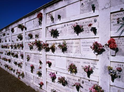  - manfred-gottschalk-wreaths-adorning-memorial-wall-venice-italy