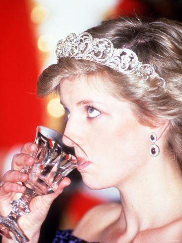 princess-diana-visits-portugal-at-banquet-hosted-by-the-president.jpg