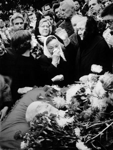 mourners-grieving-at-the-funeral-of-russian-leader-nikita-khrushchev.jpg