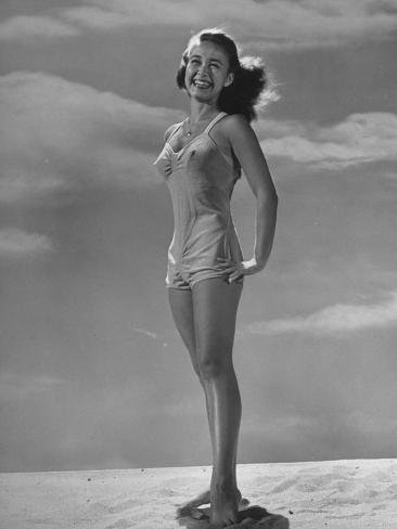 Pin Up Girl Jane Powell Posing ...