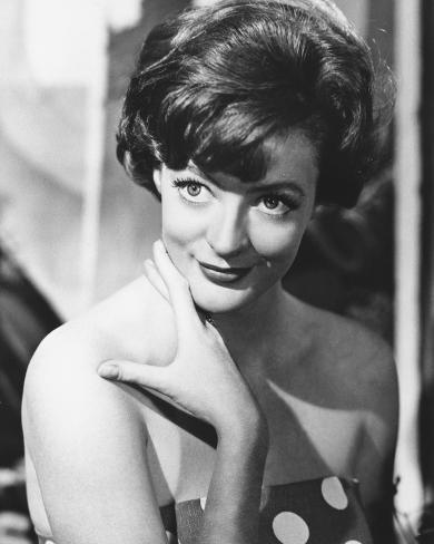 imgc.allpostersimages.com/images/P-473-488-90/54/5487/HOQKG00Z/posters/maggie-smith.jpg