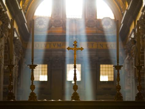 richard-l-anson-crosses-on-altar-in-st-peter-s-basilica.jpg (473×355)