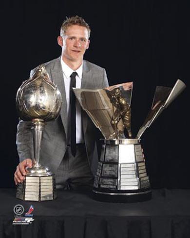 corey-perry-with-the-hart-memorial-%E2%80%98rocket%E2%80%99-richard-trophies.jpg
