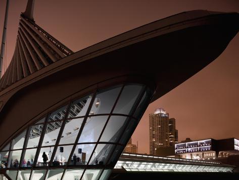 Milwaukee  Museum on Museum Of Art Building And City Skyline In Fog On Spring Evening