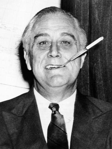fdr with cigarette holder FRANKLIN DELANORE ROOSEVELT SMOKING AND SMILING 4X6 B&W PHOTOGRAPH What manner of smoking implement