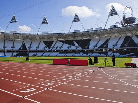 mark-chivers-the-finishing-line-of-the-athletics-track-inside-the-olympic-stadium-london-england-uk.jpg