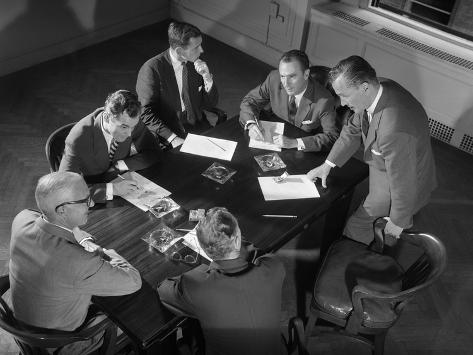 1950s-six-men-businessmen-salesmen-in-suits-meeting-around-conference-table.jpg (473×355)