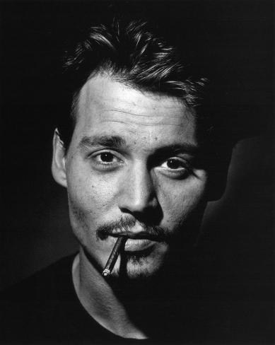 Johnny Depp røyker sigarett (eller hasj)
