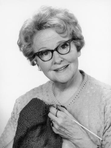 Bilderesultat for woman knitting