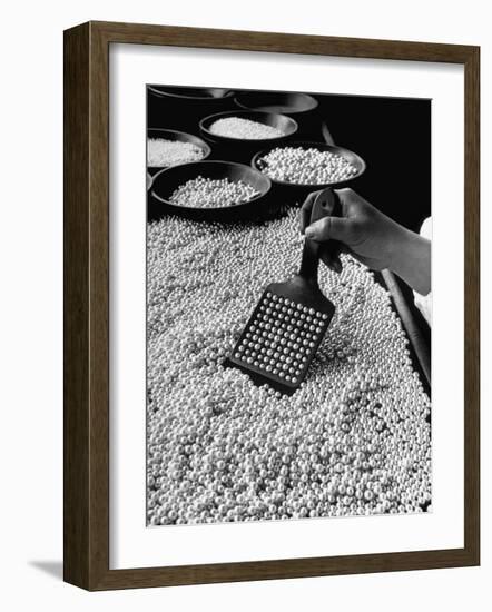 100 Pearls Being Counted at a Time Using Device at Factory-Alfred Eisenstaedt-Framed Photographic Print