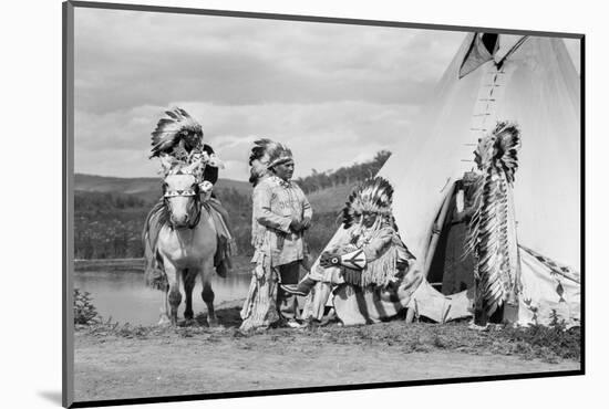 1920s FOUR NATIVE AMERICAN STONEY SIOUX INDIAN MEN ASSEMBLED BESIDE TEPEE WEARING FULL EAGLE FEA...-H. Armstrong Roberts-Mounted Photographic Print