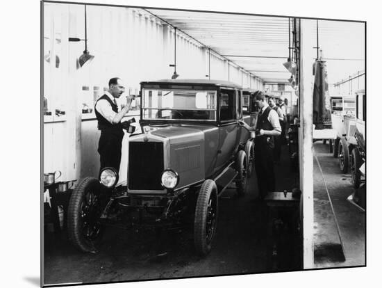 1928 Morris Cowley Saloon Paint Shop, C1928-null-Mounted Photographic Print