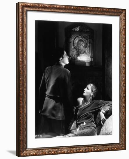 , 1931 --- Greta Garbo and Ramon Novarro in the, 1931 film <Mata Hari>. --- Image by (b/w photo)-null-Framed Photo