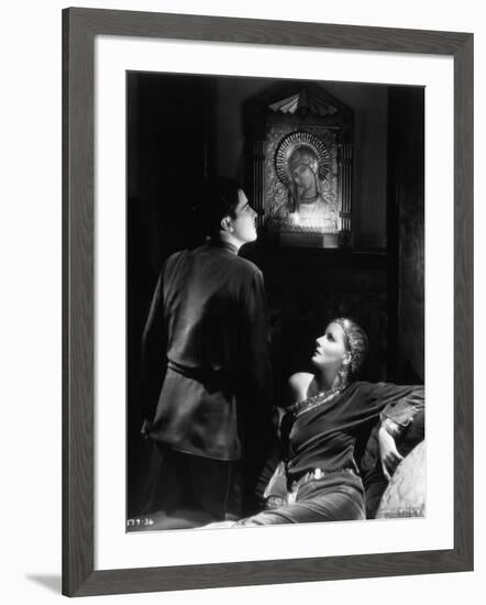 , 1931 --- Greta Garbo and Ramon Novarro in the, 1931 film <Mata Hari>. --- Image by (b/w photo)-null-Framed Photo