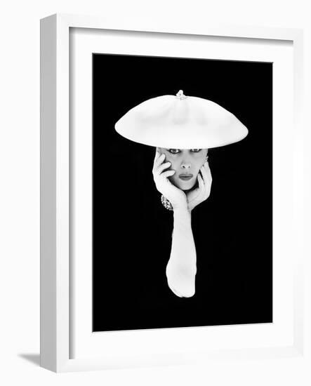 1950s GLAMOROUS WOMAN LONG WHITE GLOVES AND HAT AGAINST DARK BACKGROUND LOOKING AT CAMERA-Panoramic Images-Framed Photographic Print