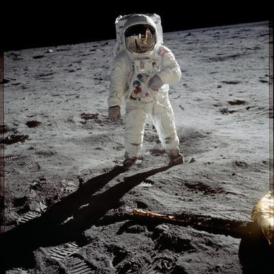 https://imgc.allpostersimages.com/img/posters/1st-steps-of-human-on-moon-american-astronaut-edwin-buzz-aldrinwalking-on-the-moon_u-L-PWGJQE0.jpg?artPerspective=n