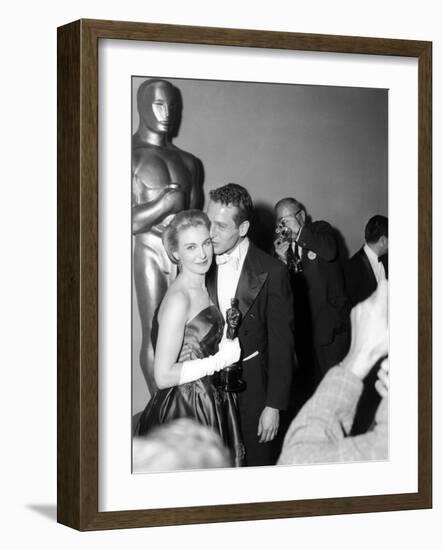 30th Annual Academy Awards, 1957. Joanne Woodward "The Three Faces of Eve" And Paul Newman-null-Framed Photographic Print