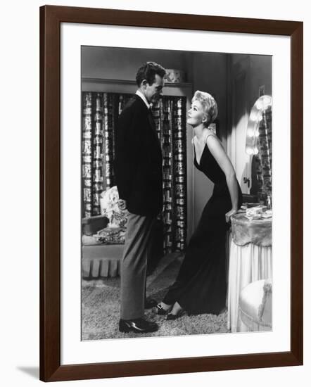 5 AGAINST THE HOUSE, 1955 directed by PHIL KARLSON with Guy Madison and Kim Novak (b/w photo)-null-Framed Photo