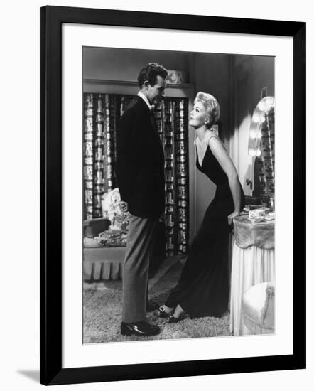 5 AGAINST THE HOUSE, 1955 directed by PHIL KARLSON with Guy Madison and Kim Novak (b/w photo)-null-Framed Photo