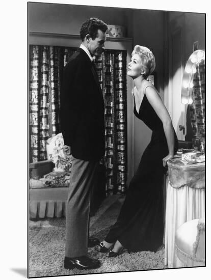 5 AGAINST THE HOUSE, 1955 directed by PHIL KARLSON with Guy Madison and Kim Novak (b/w photo)-null-Mounted Photo