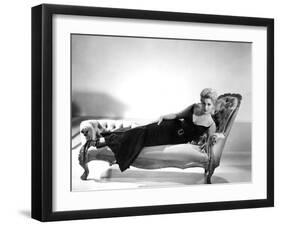 5 AGAINST THE HOUSE, 1955 directed by PHIL KARLSON with Kim Novak (b/w photo)-null-Framed Photo