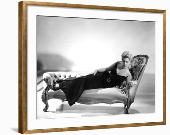 5 AGAINST THE HOUSE, 1955 directed by PHIL KARLSON with Kim Novak (b/w photo)-null-Framed Photo