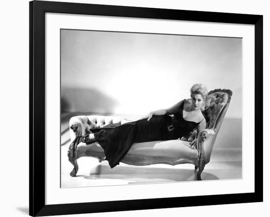 5 AGAINST THE HOUSE, 1955 directed by PHIL KARLSON with Kim Novak (b/w photo)-null-Framed Photo