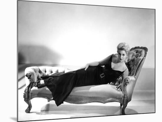 5 AGAINST THE HOUSE, 1955 directed by PHIL KARLSON with Kim Novak (b/w photo)-null-Mounted Photo