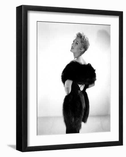 5 AGAINST THE HOUSE, 1955 directed by PHIL KARLSON with Kim Novak (b/w photo)-null-Framed Photo