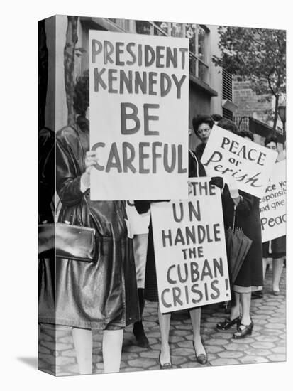 800 women strikers for peace on 47th Street near the UN Building in New York, 1962-null-Stretched Canvas