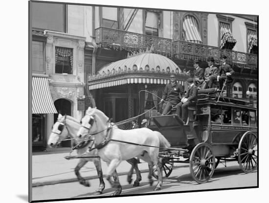 A 5th Ave. (Fifth Avenue) Stage, New York, N.Y.-null-Mounted Photo