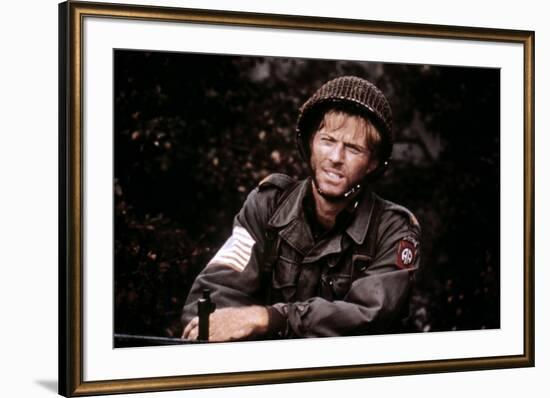 A BRIDGE TOO FAR, 1977 directed by RICHARD ATTENBOROUGH with Robert Redford (photo)-null-Framed Photo
