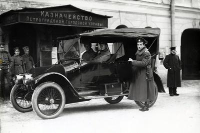 https://imgc.allpostersimages.com/img/posters/a-car-outside-the-treasury-of-the-petrograd-city-council-1900s_u-L-PPY7QQ0.jpg?artPerspective=n