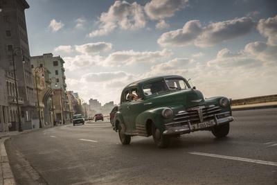 https://imgc.allpostersimages.com/img/posters/a-classic-chevrolet-car-on-the-malecon-in-havana-cuba_u-L-Q1DBPS70.jpg?artPerspective=n
