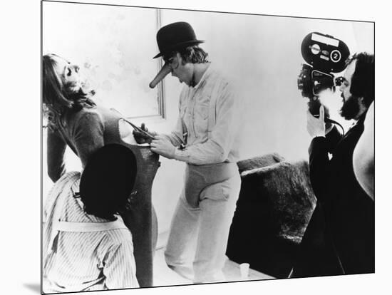 A CLOCKWORK ORANGE, 1971 directed by STANKEY KUBRICK On the set (b/w photo)-null-Mounted Photo