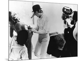 A CLOCKWORK ORANGE, 1971 directed by STANKEY KUBRICK On the set (b/w photo)-null-Mounted Photo