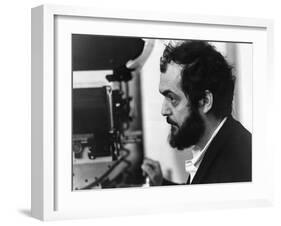A CLOCKWORK ORANGE, 1971 directed by STANKEY KUBRICK On the set, Stanley Kubrick (b/w photo)-null-Framed Photo