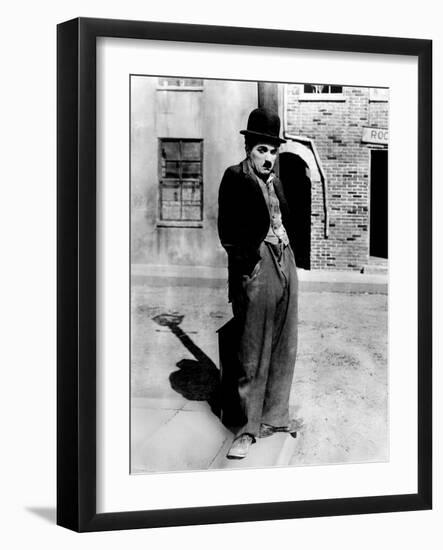 A Dog 's Life by and with Charlie Chaplin (The Tramp), 1918-null-Framed Photo