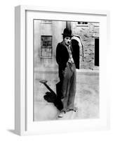 A Dog 's Life by and with Charlie Chaplin (The Tramp), 1918-null-Framed Photo