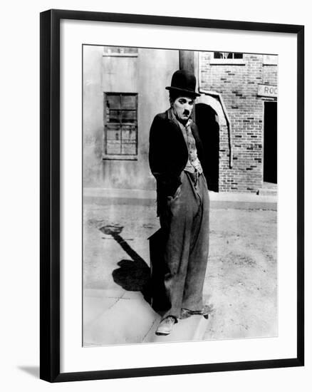 A Dog 's Life by and with Charlie Chaplin (The Tramp), 1918-null-Framed Photo