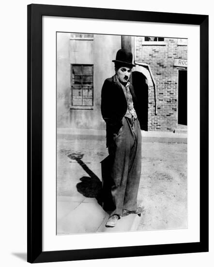 A Dog 's Life by and with Charlie Chaplin (The Tramp), 1918-null-Framed Photo