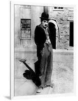 A Dog 's Life by and with Charlie Chaplin (The Tramp), 1918-null-Framed Photo