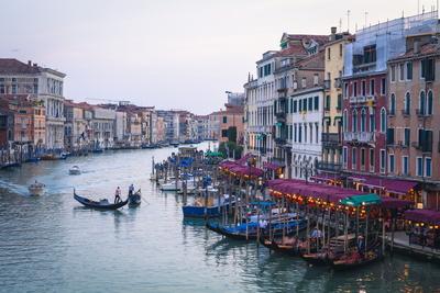 https://imgc.allpostersimages.com/img/posters/a-gondola-crossing-the-grand-canal-venice-unesco-world-heritage-site-veneto-italy-europe_u-L-PSLR9M0.jpg?artPerspective=n