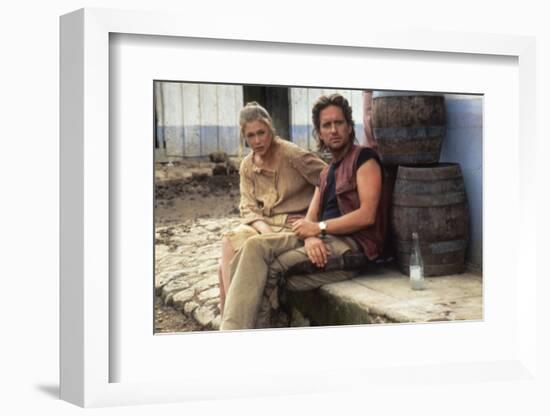 A la poursuite du diamant vert Romancing the stone by Robert Zemeckis with Kathleen Turner and Mich-null-Framed Photo